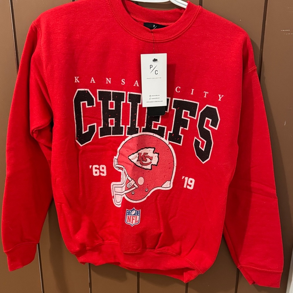 Peace Collective NFL Kansas City Chiefs Red Sweatshirt KIDS LARGE FITS LIKE XS